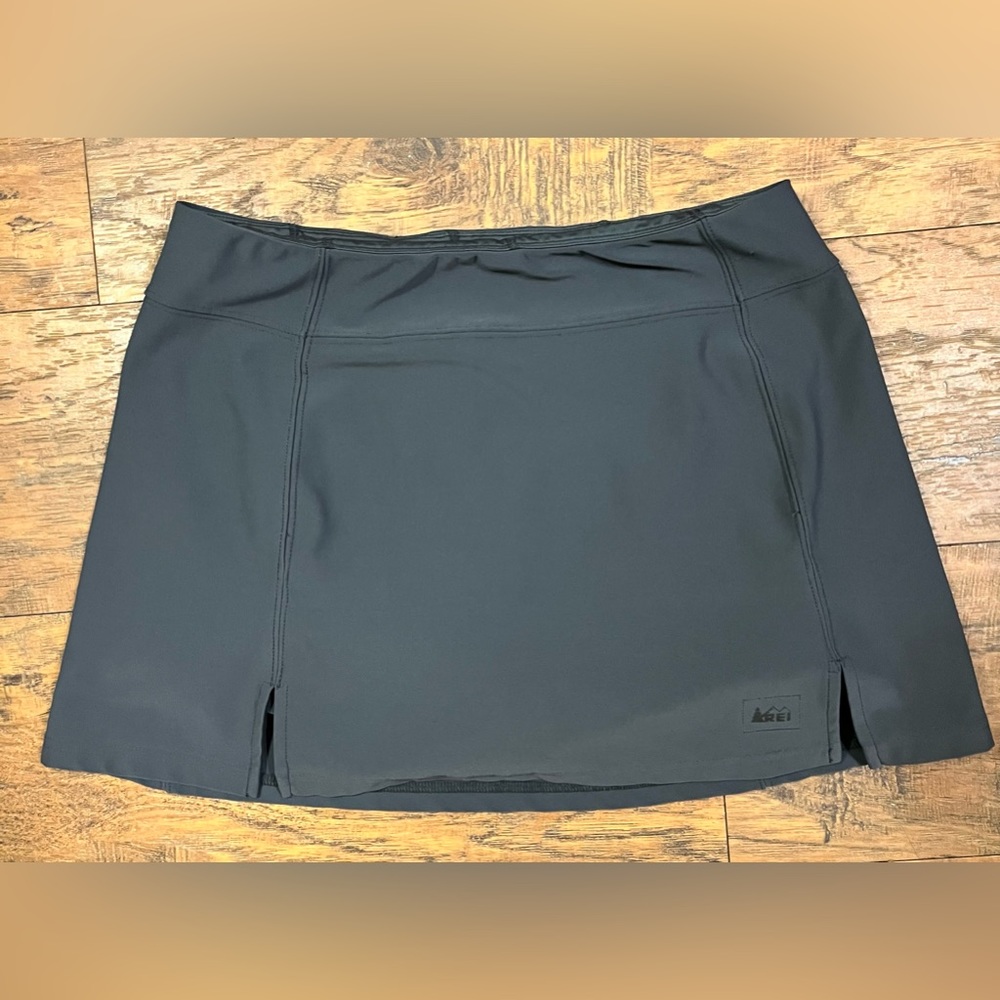 COPY - Arei athletic skort black 2 side slits , built in shorts Sz med